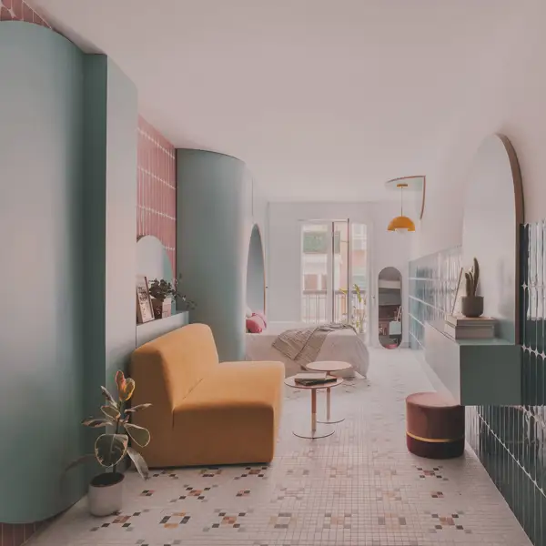 Colores atrevidos y mucha cerámica transforman este piso pequeño y alargado de 56 m² en un espacio sugerente y funcional