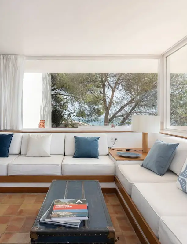 Así es la casa donde se rodó la película 'Casa en llamas': de estilo mediterráneo y con vistas al mar