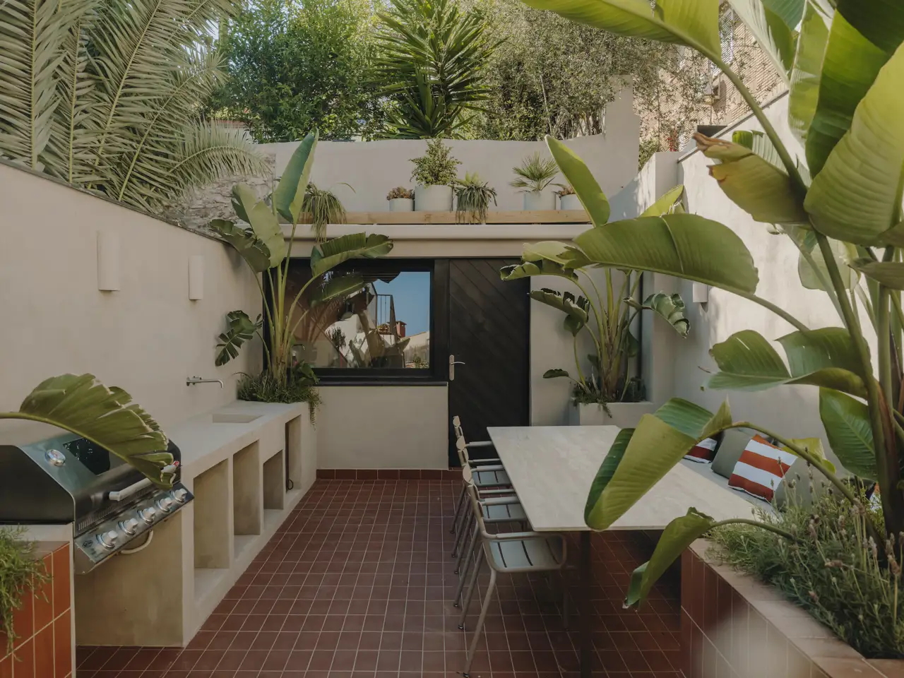 Patio con plantas en una vivienda reformada en el barrio barcelonés del Putxet. Proyecto: Cristina Cirera