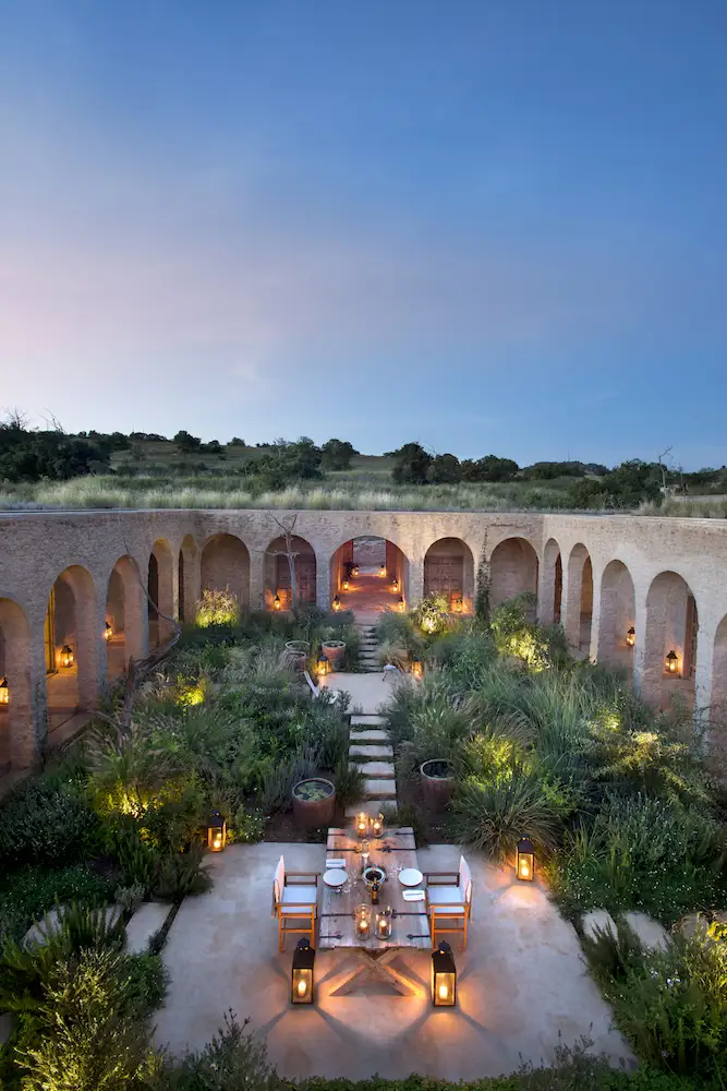 Patio de piedra con iluminación ambiente y puntual