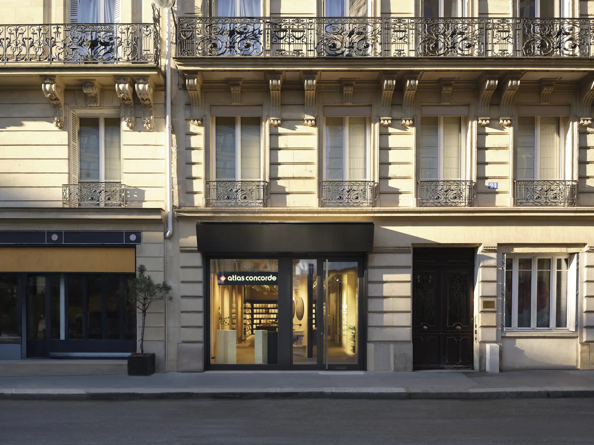 Se encuentra en la rue d'Argenteuil 21, a dos pasos del Louvre. 