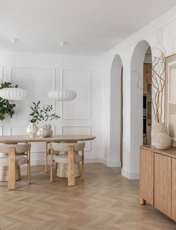 Este piso del centro de Madrid cambia las puertas por arcos decorativos, la tendencia que arrasa en el interiorismo