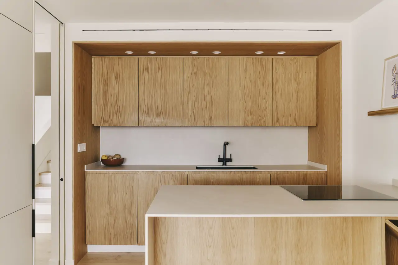 Cocina abierta de madera con vetas naturales