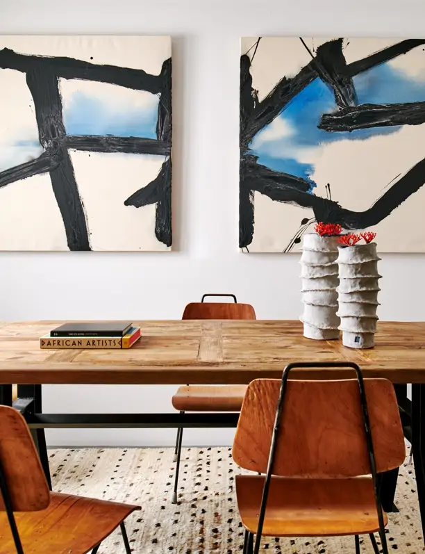 Cómo decorar un comedor en 2025 según las tendencias: "Se acabaron las paredes lisas"