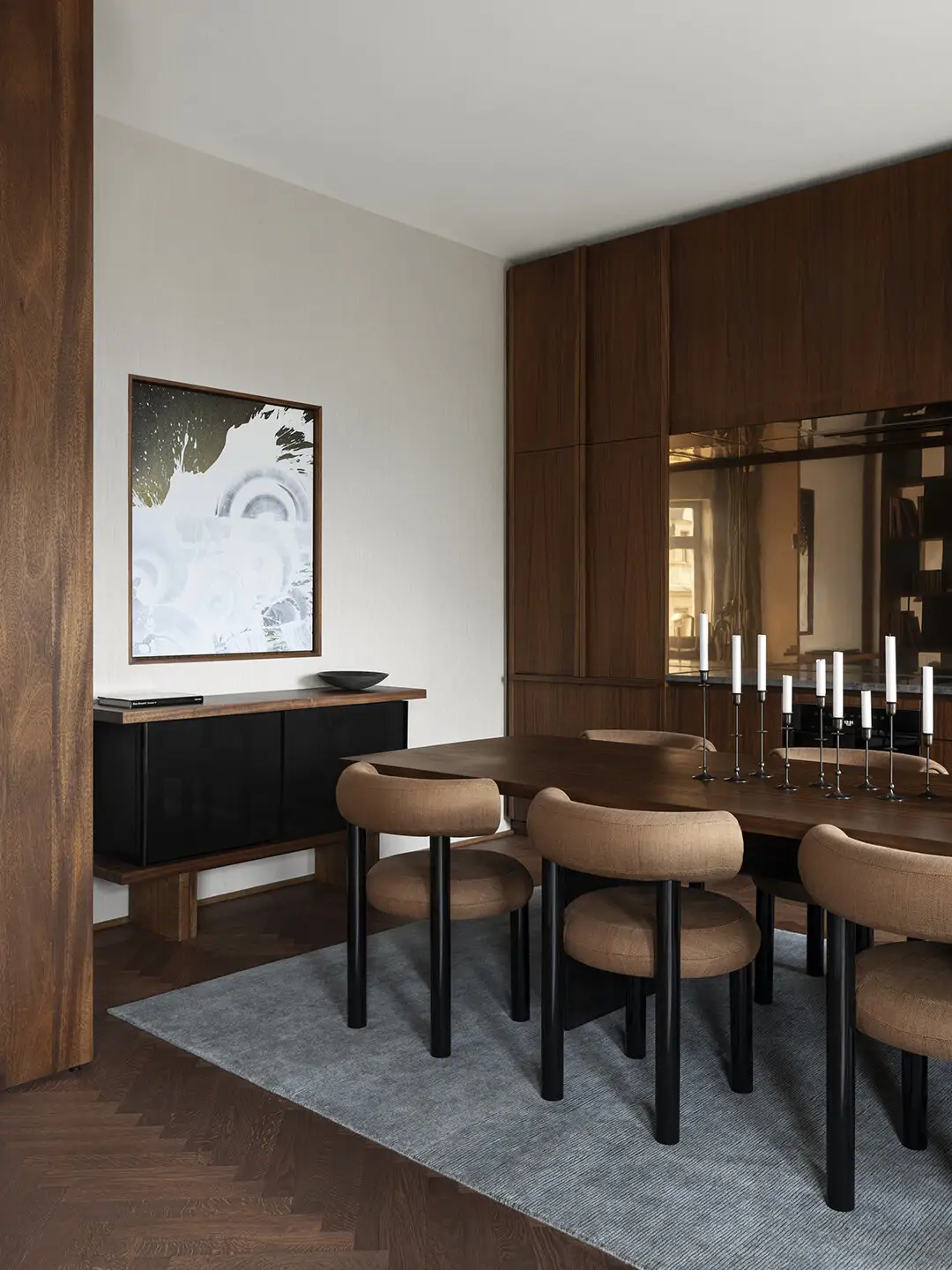 Comedor con la madera como protagonista y sillas en tono moca