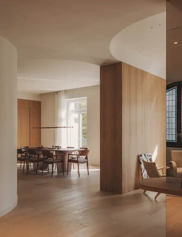 ¿Adiós a las puertas? Esta casa en Madrid gana amplitud y espacio con un juego de curvas y mucha madera