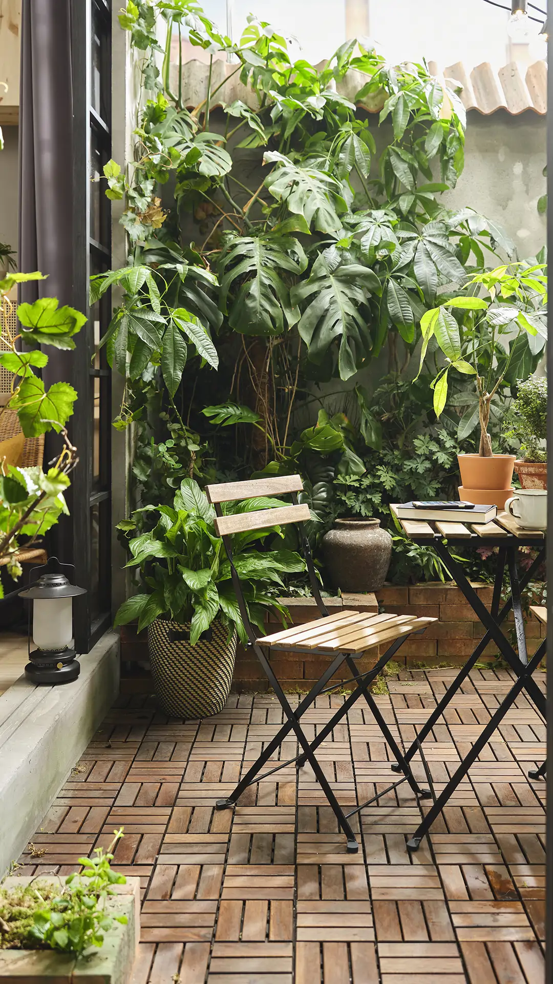 En climas templados, una monstera dará mucho juego. En esta terraza es la protagonista