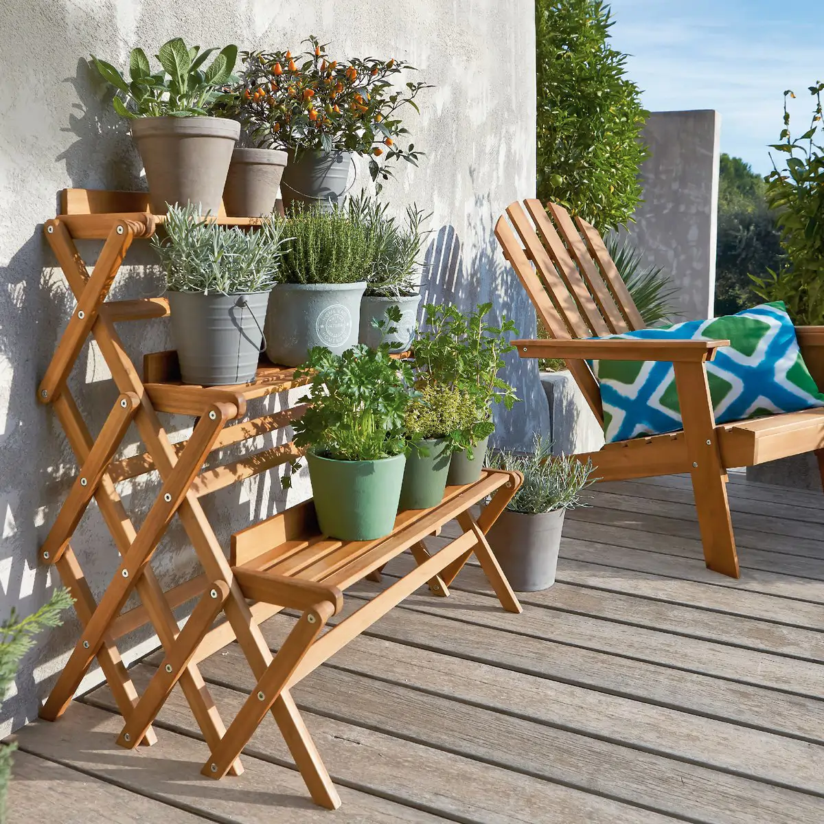 En una terraza con plantas una estantería llena de aromáticas o un jardín vertical son buenas ideas