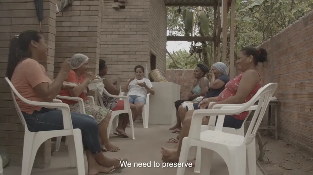 Fotograma del vídeo 'Cocount Harvest Centre', ganador en la categoría 'Collective Places', en el que las mujeres aparecen cantando