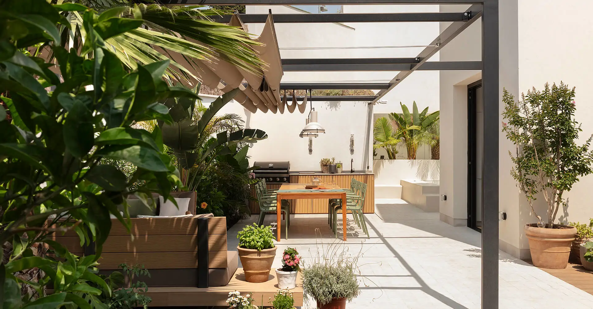 Una terraza con plantas debe combinar volumen, color y fragancia