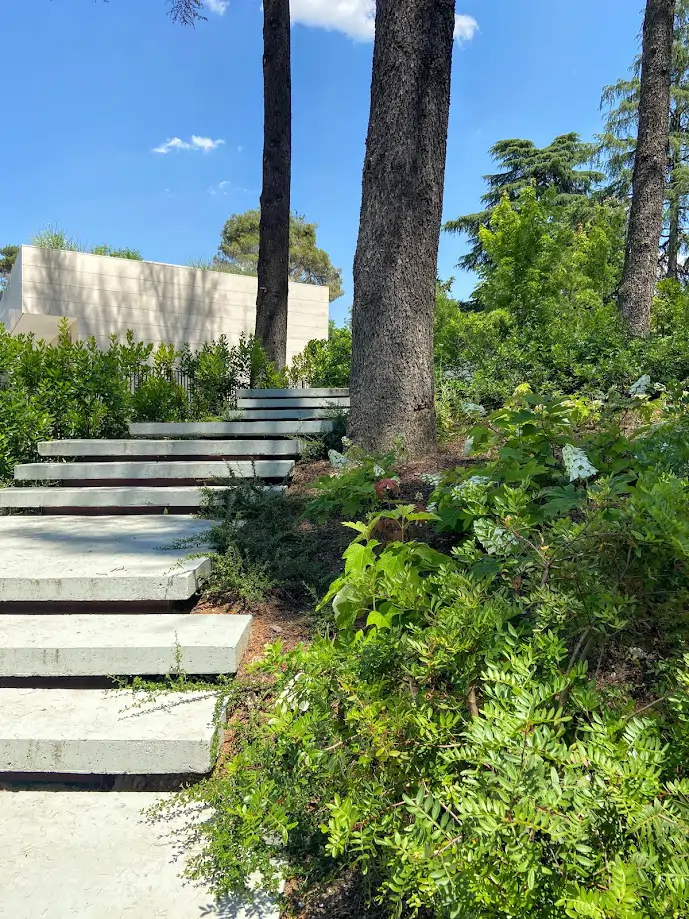 Jardín Madrid escalera y naturaleza