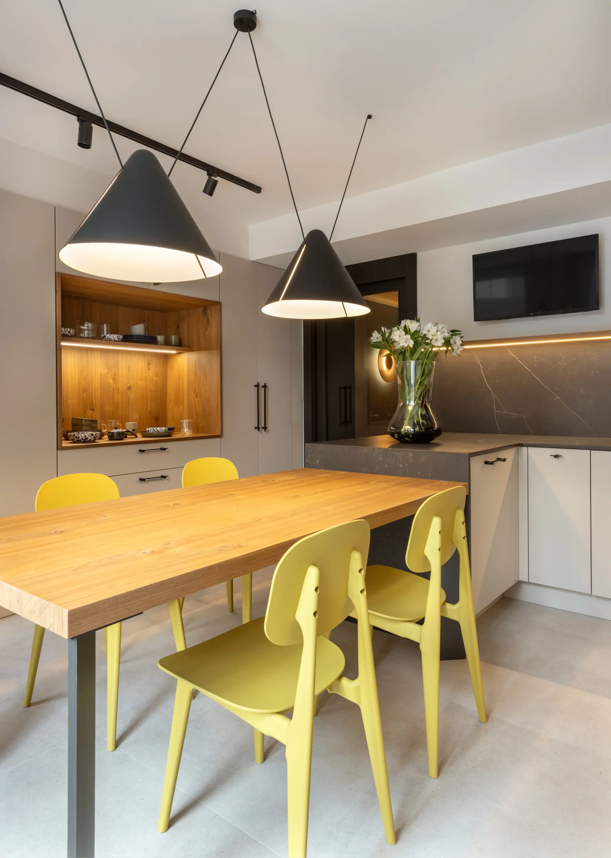 mesa de madera con sillas verdes en una cocina