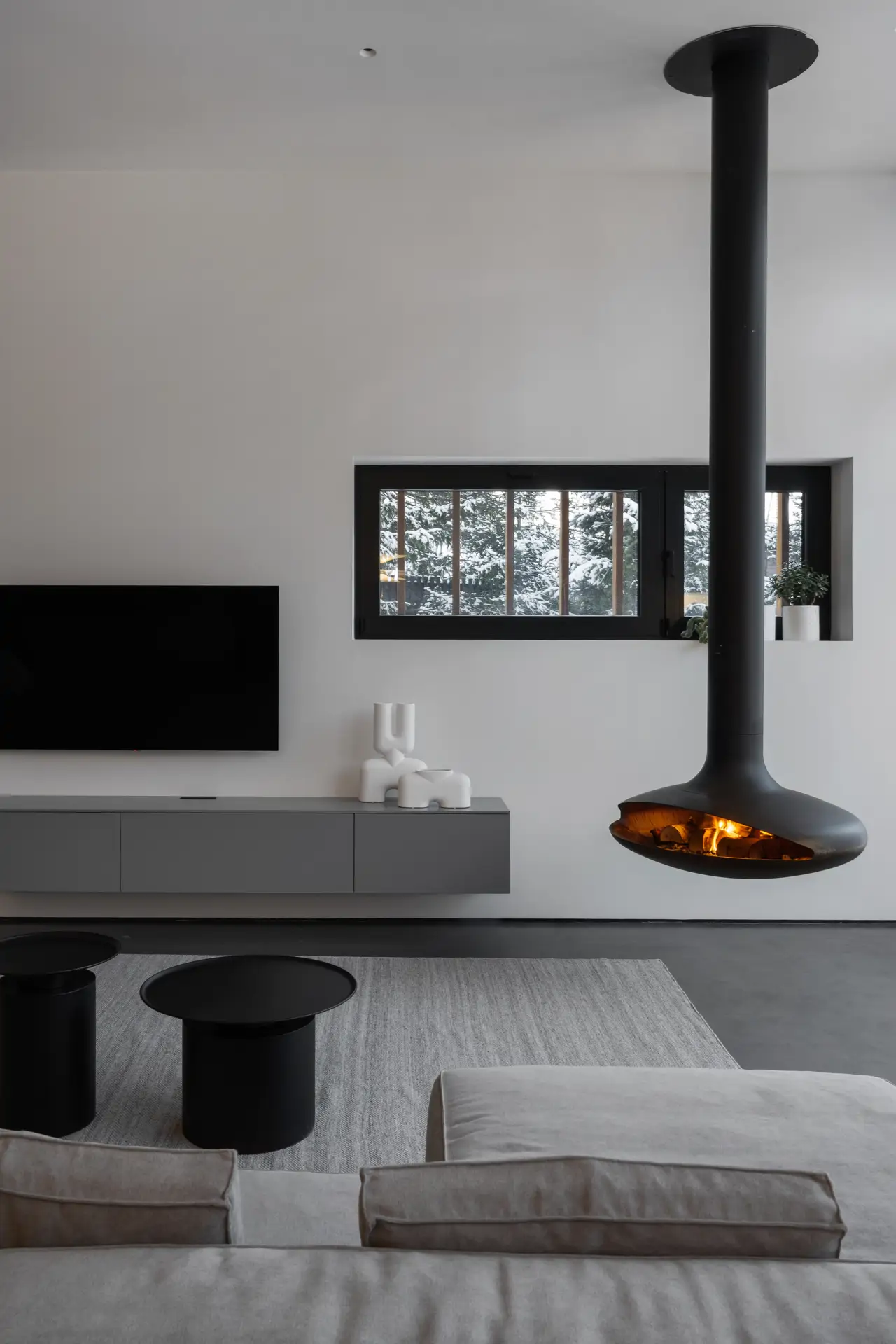 Salón con chimenea moderna