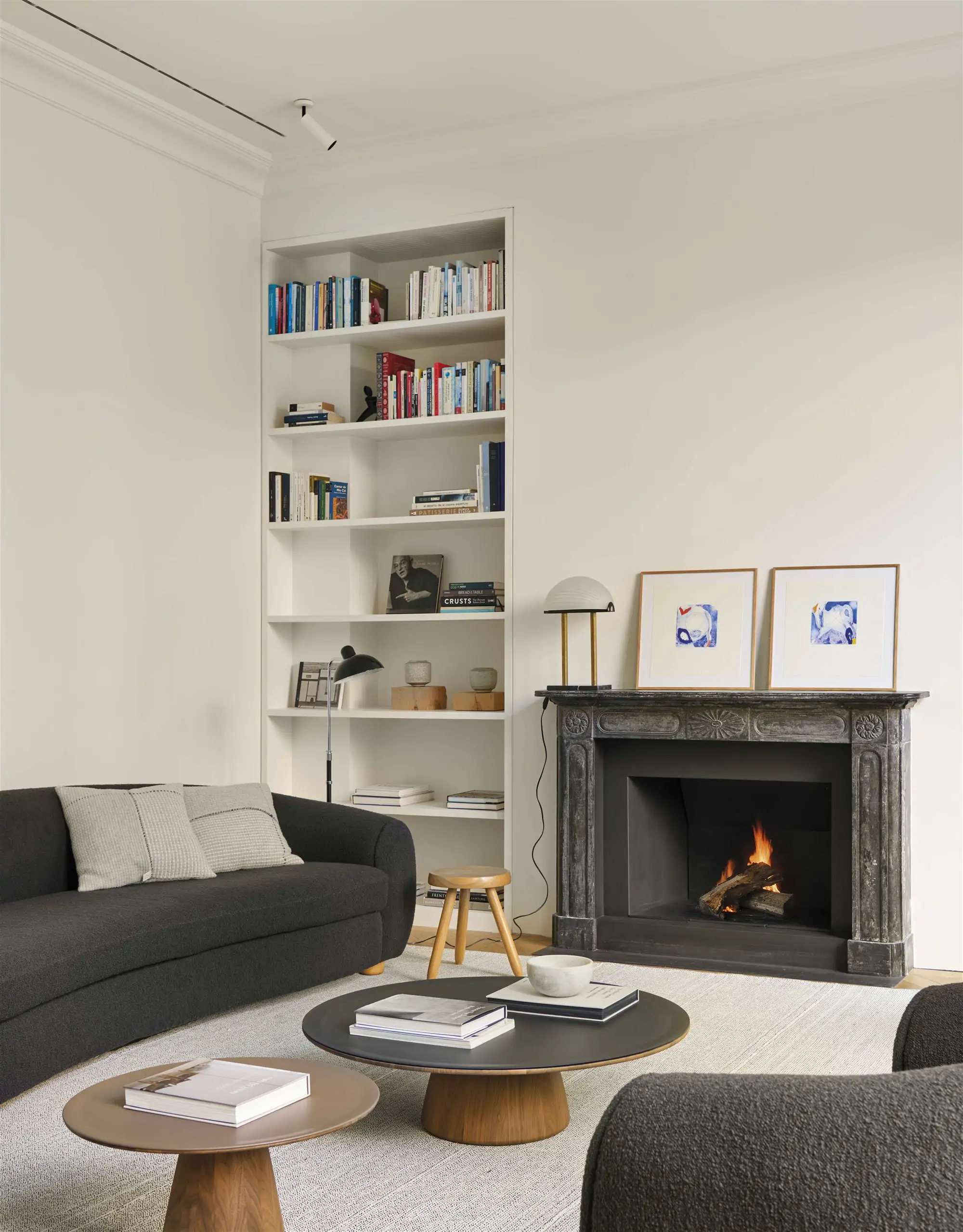 casa blanca contemporánea con chimenea y toques de color 