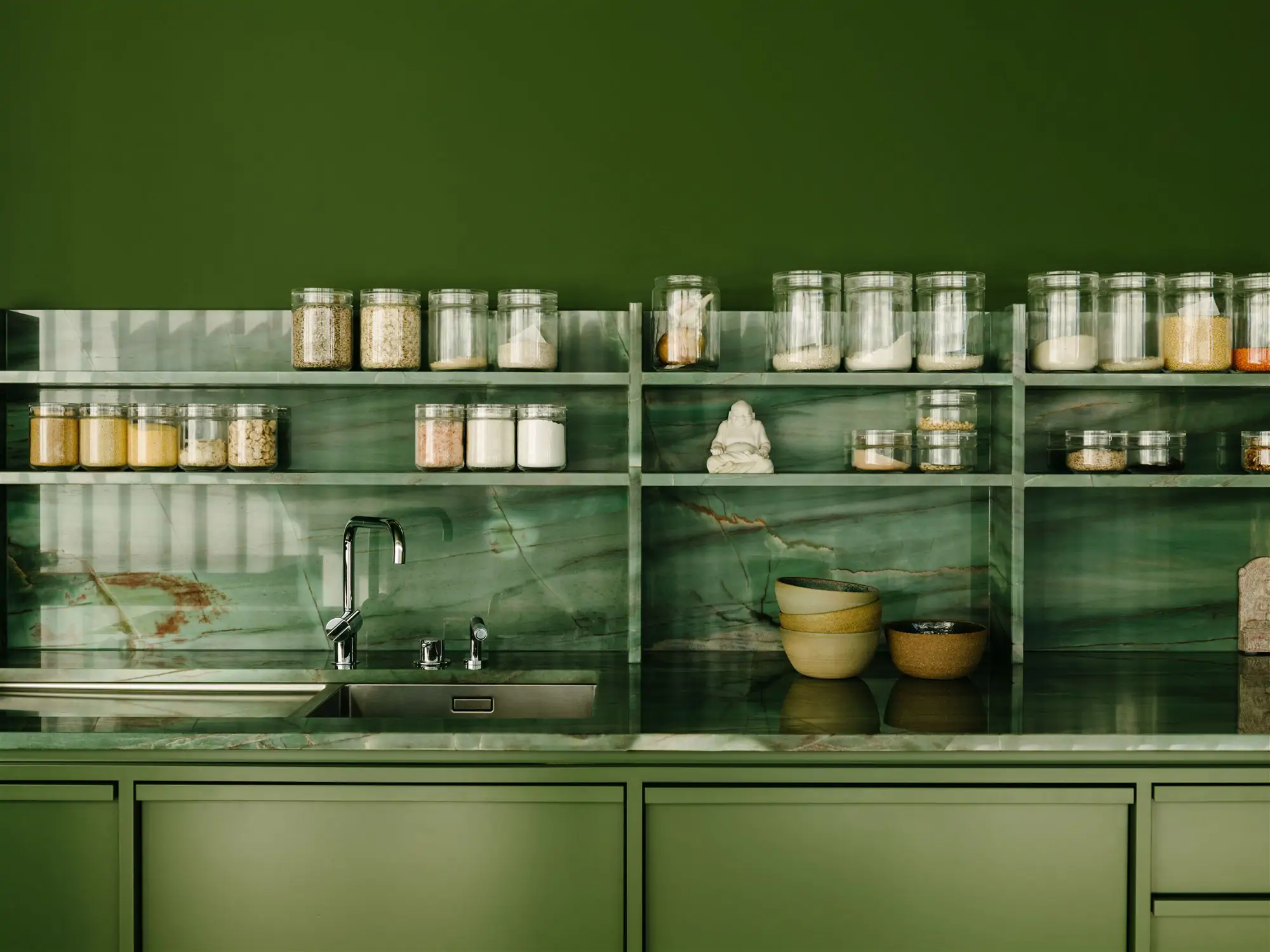 cocina verde con estantes