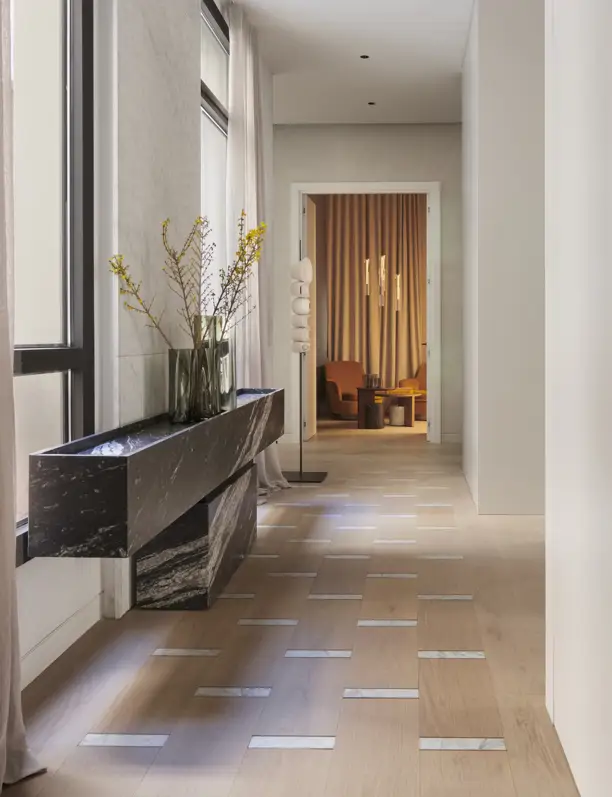 Emmme Interiorismo, sobre decorar recibidores en primavera: "Cuando son pequeños, un acierto es el papel pintado liso"