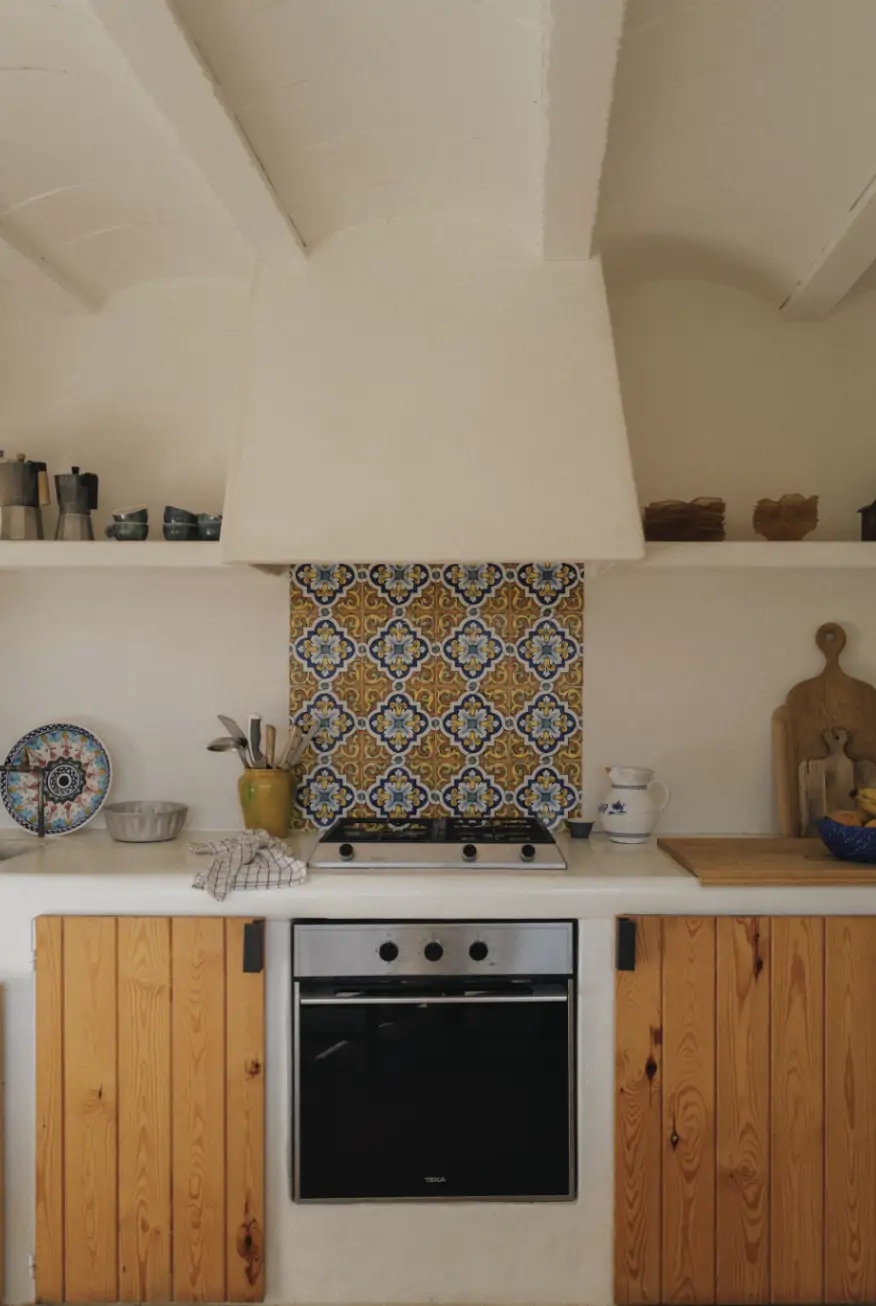 cocina con horno y puertas de madera