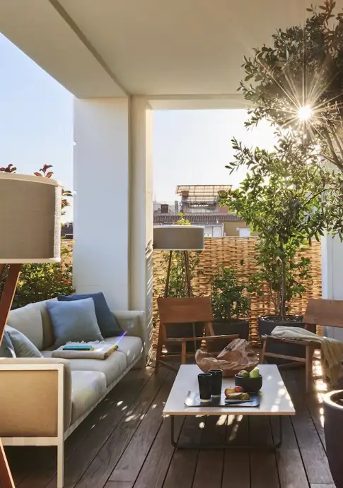 un salon en el exterior de una terraza