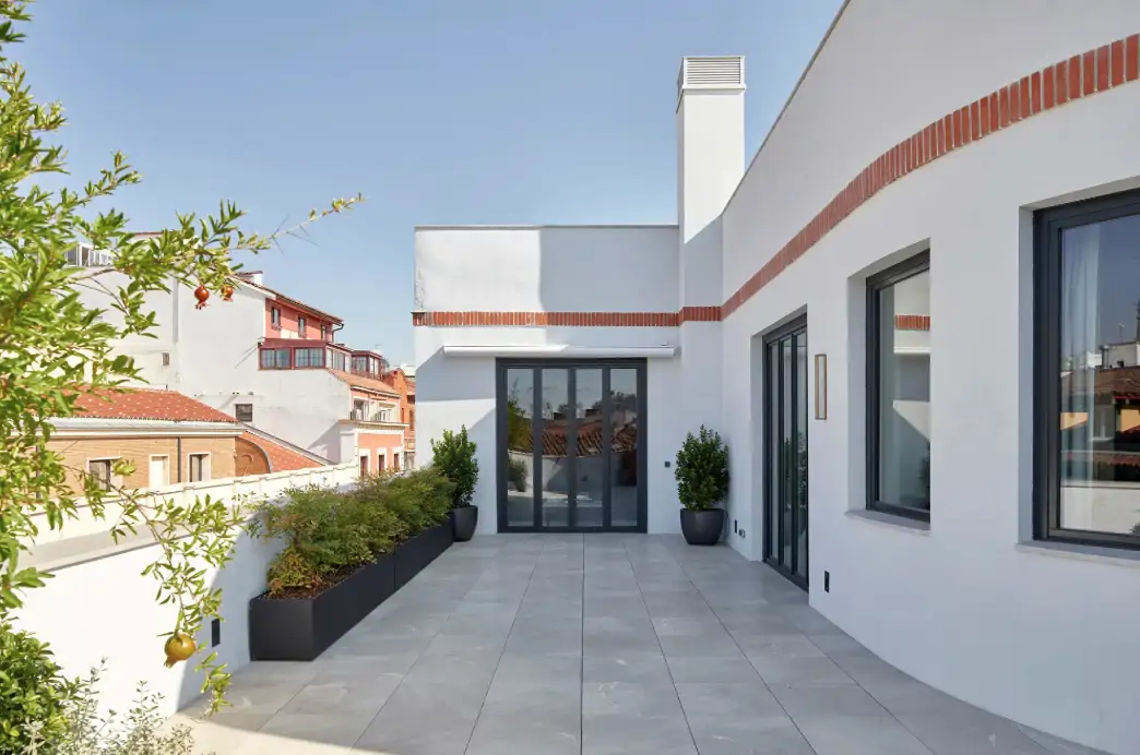 terraza en blanco con ventanas