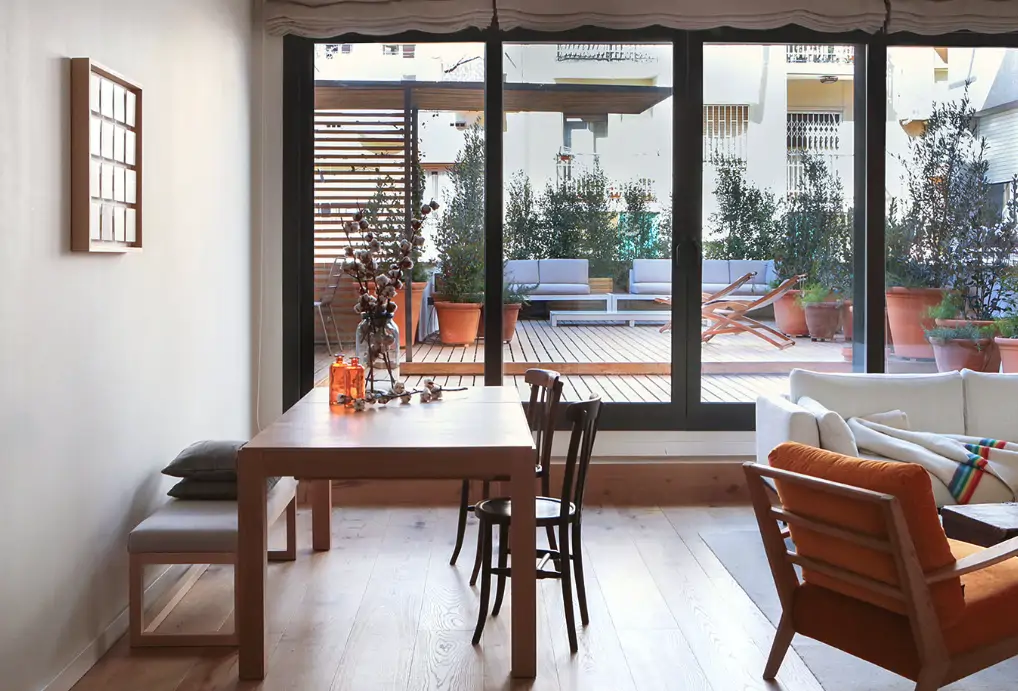 vista de una terraza de madera desde un salon