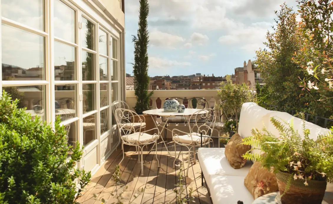 sillas de estilo romantico en una terraza