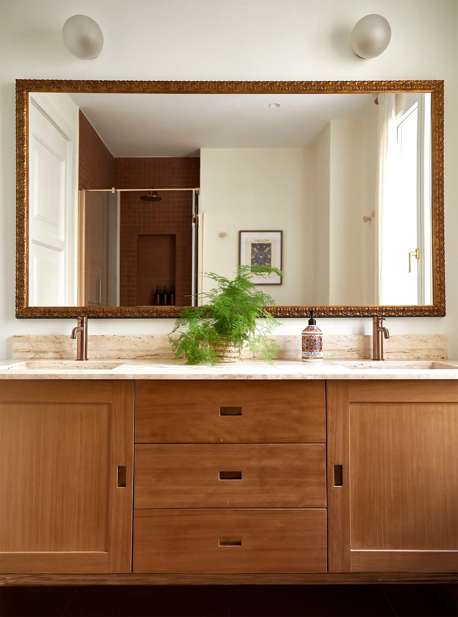 Baño en madera con espejo clásico