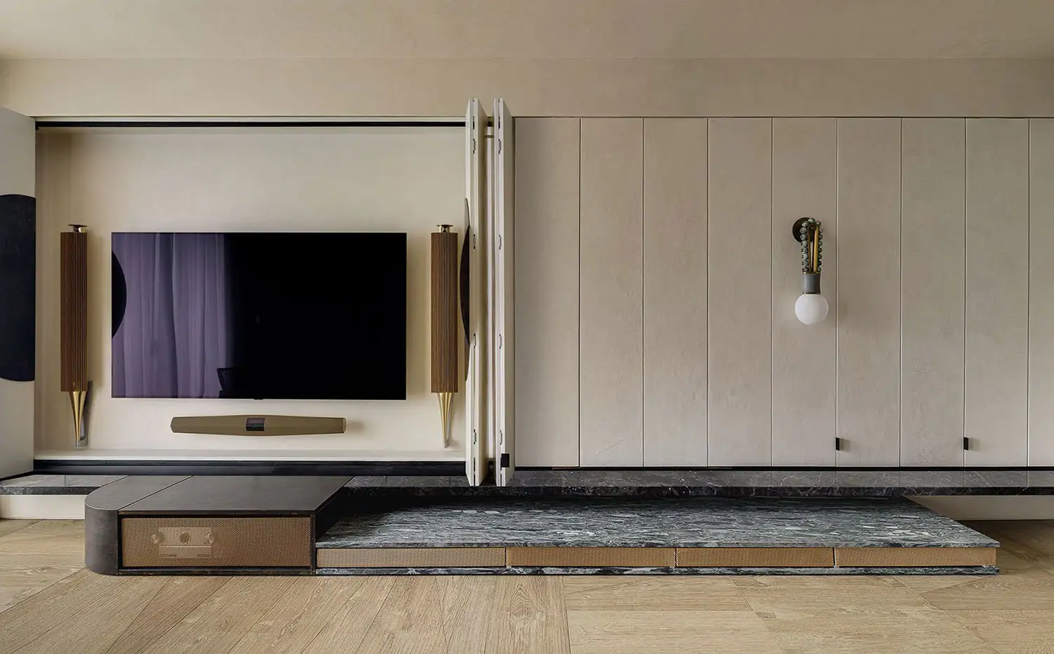 Mueble almacenaje abierto a salón con televisor y sistema de home cinema