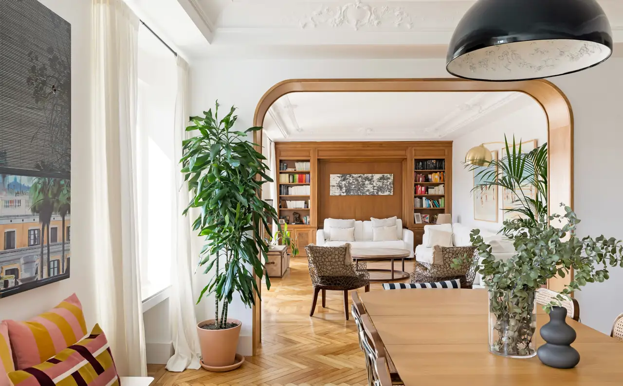 Salón con molduras y arco de madera