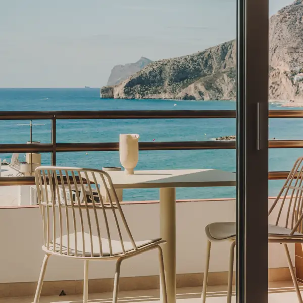 De un piso anticuado con pasillo estrecho y sin luz a un PISAZO de 80m2 con vistas al mar y mucho almacenaje