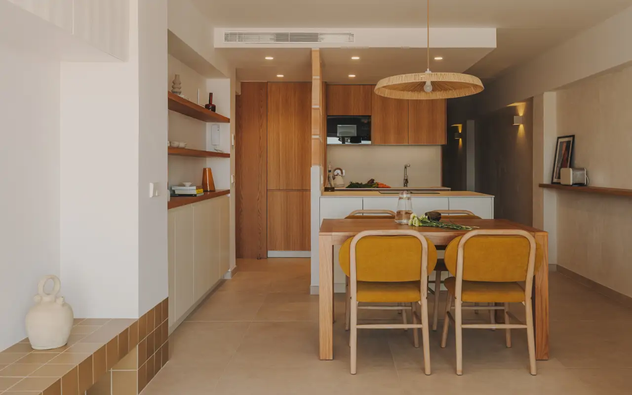 La chapa de roble natural es el material protagonista. Se ha usado, por ejemplo, en los muebles de la cocina y en todo el paneleado que recubre las paredes exteriores del baño