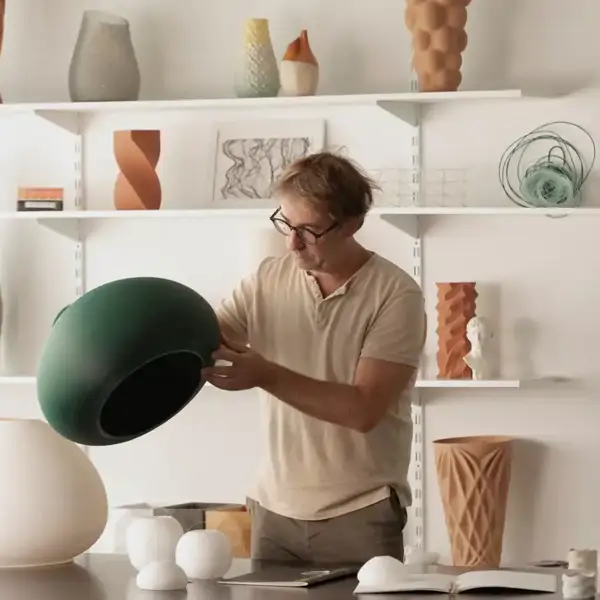 El Madrid Design Festival 25 celebra el diseño innovador de Héctor Serrano a través de más de un centenar de objetos