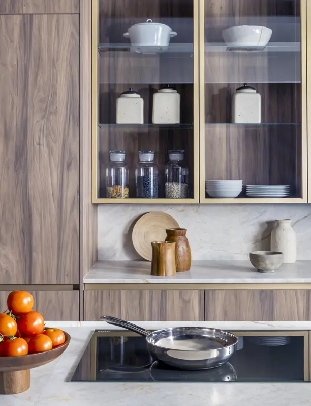 La reforma de esta cocina tiene grandes IDEAS de almacenaje: moderna, abierta y con la tendencia estrella de 2025