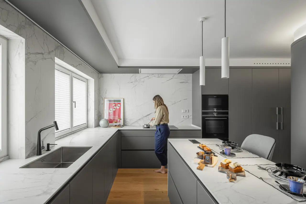 Cocina en blanco y gris