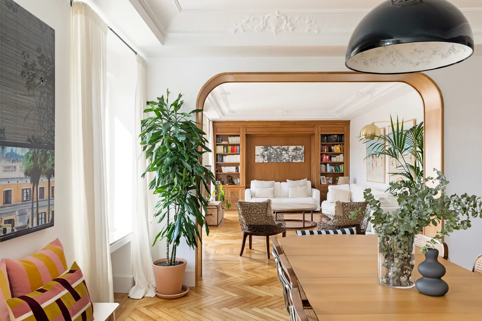 Salón con molduras y arco de madera