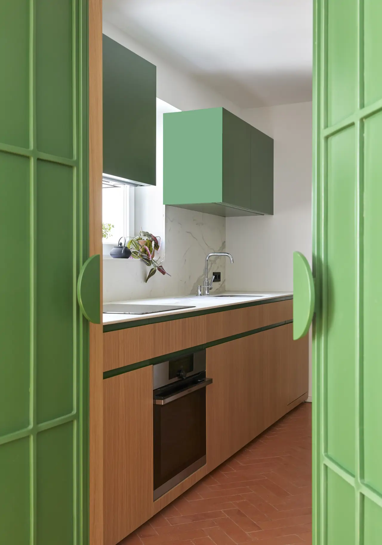 Vivienda con la cocina en color verde. Proyecto: La Reina Obrera