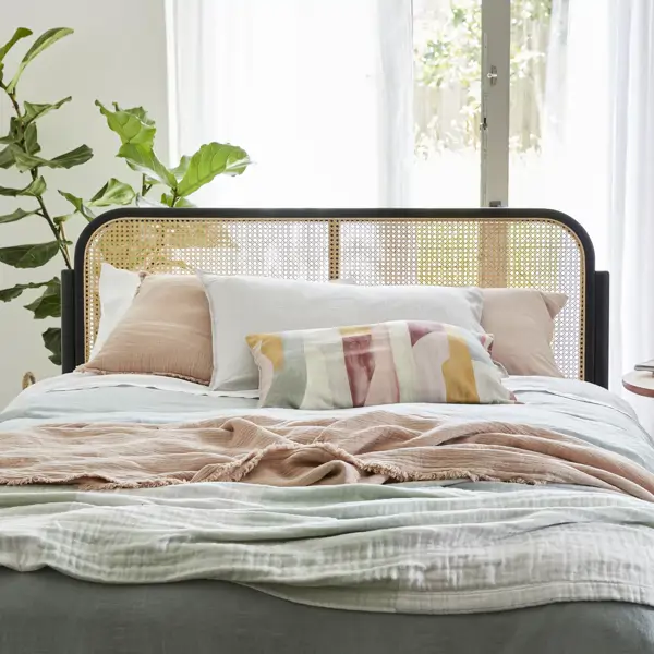 Cómo decorar con plantas el cabecero de la cama (sin parecer una floristería) con estas 4 ideas originales