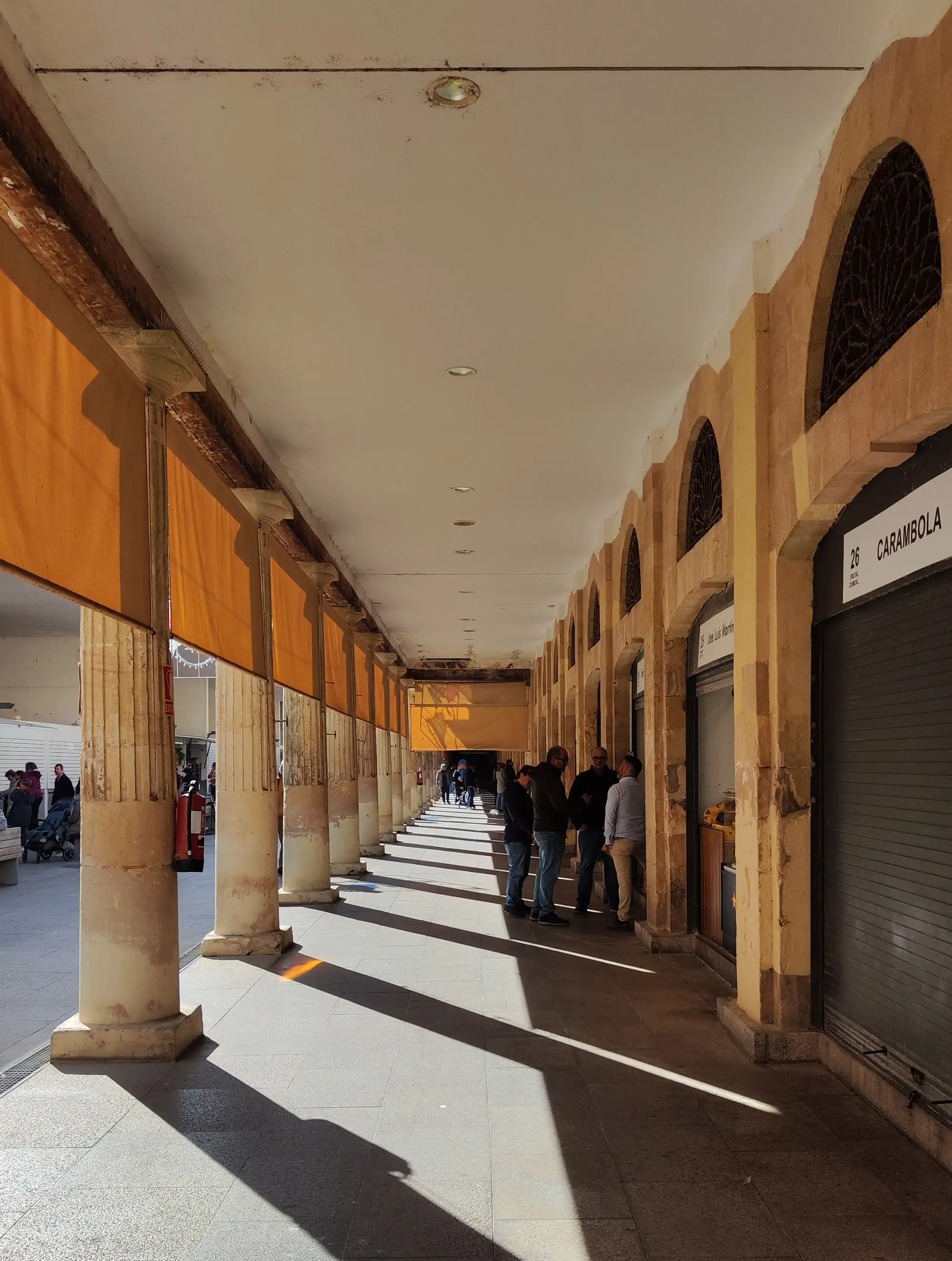 En el interior destaca la galería porticada original en sus cuatro crujías