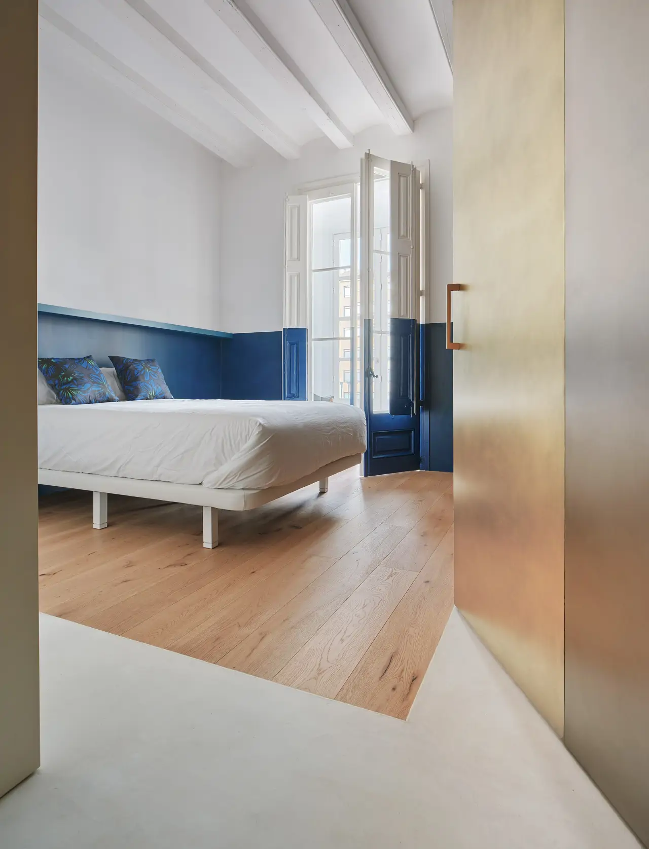Dormitorio en color azul con parqué de tablones grandes