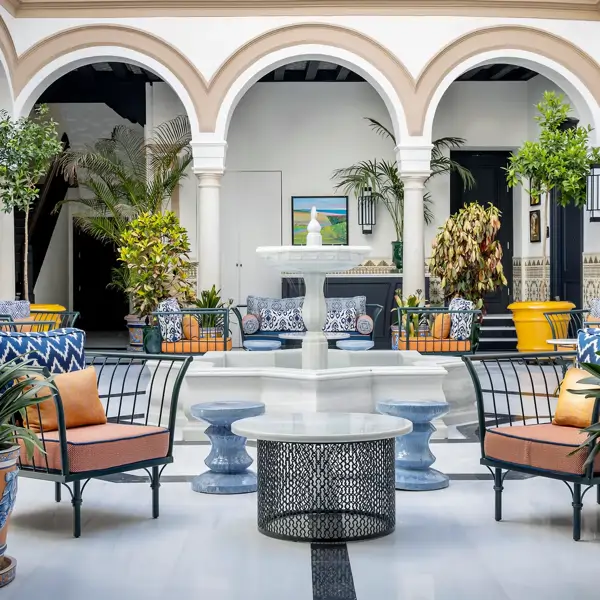 Cómo decorar mi patio como si fuera un patio andaluz, la tendencia más estilosa y fresca para verano 2025