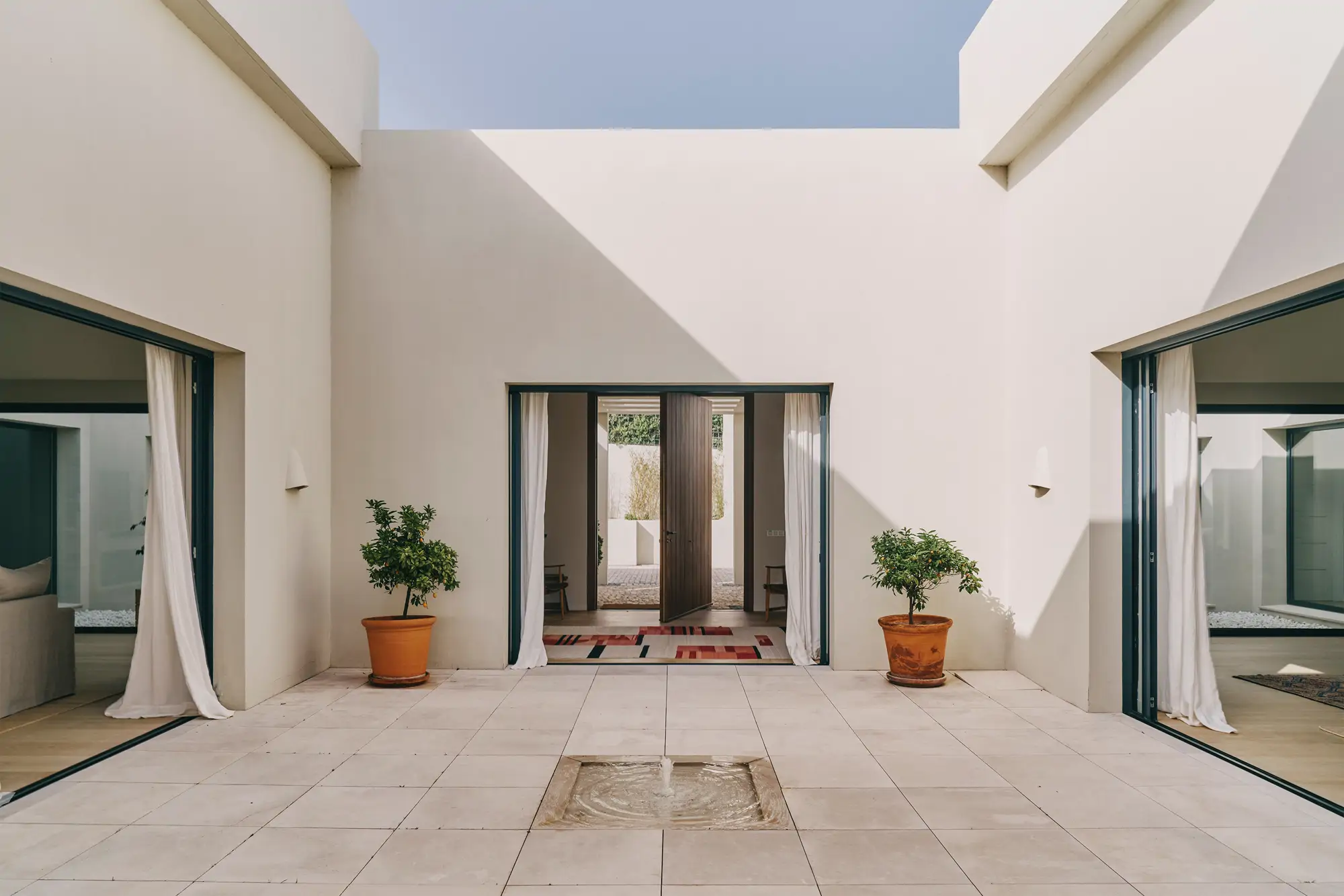 Patio de estilo andaluz con fuente