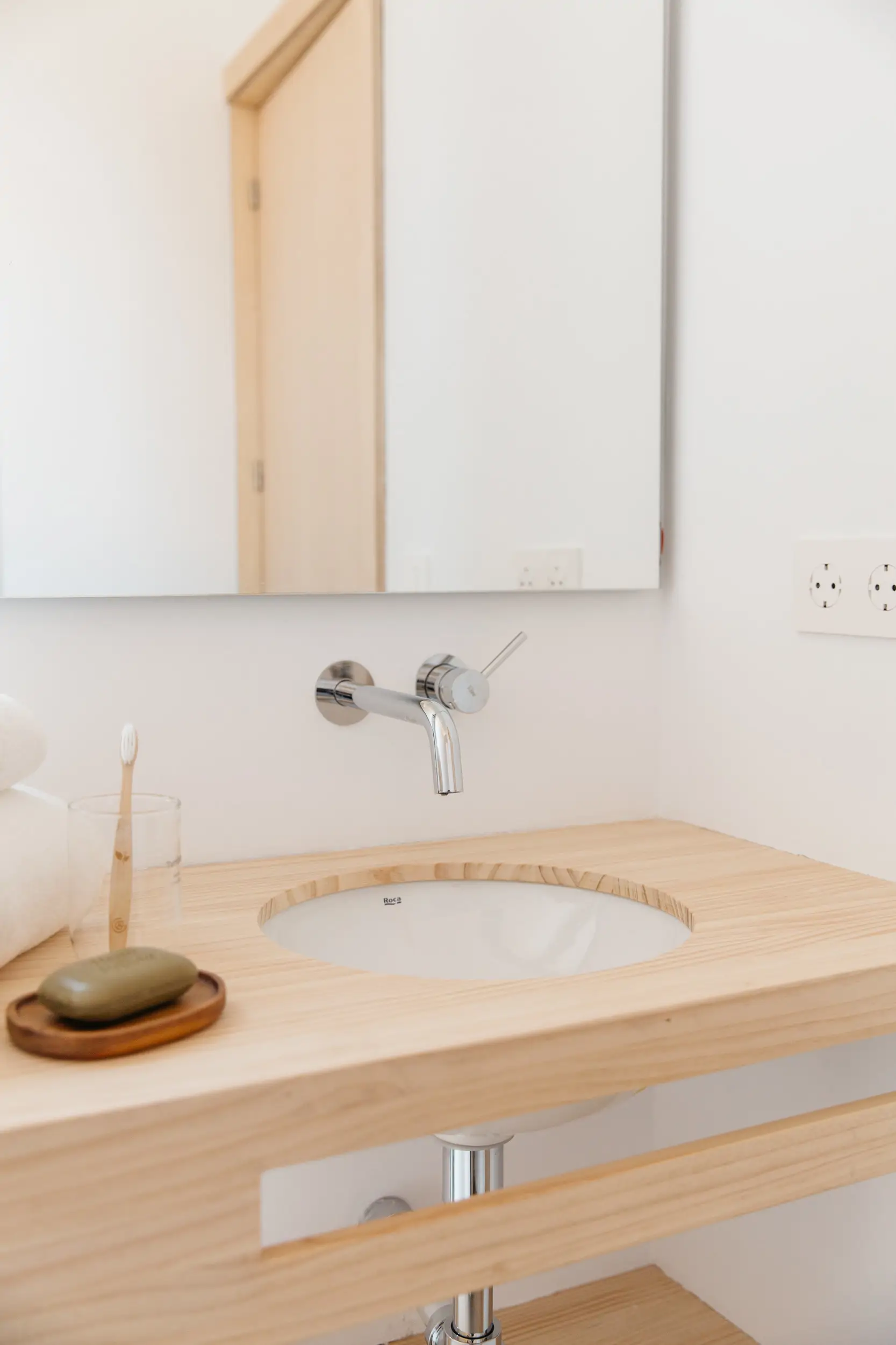 lavabo de madera y un espejo