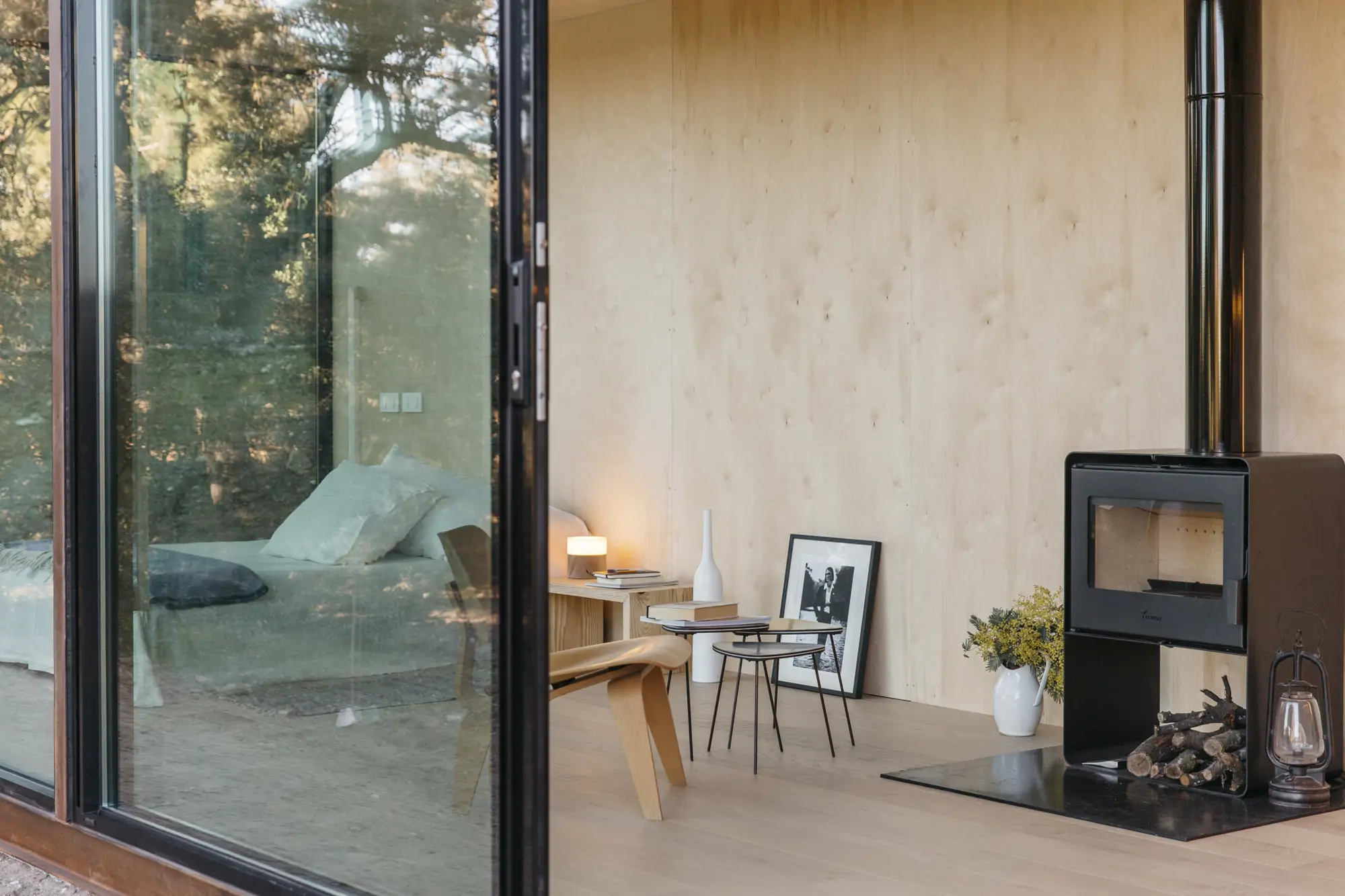 estufa en un salon de madera con ventanas abiertas