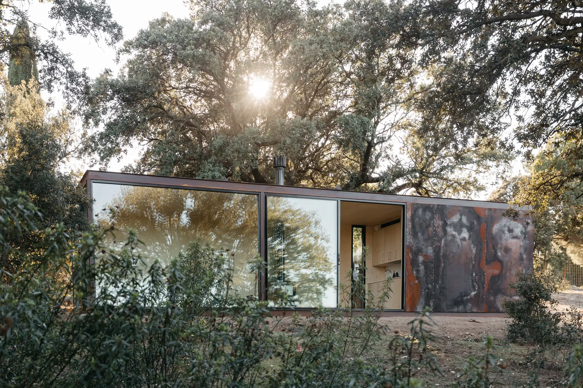 cabana de madera en el bosque con ventanas abiertas