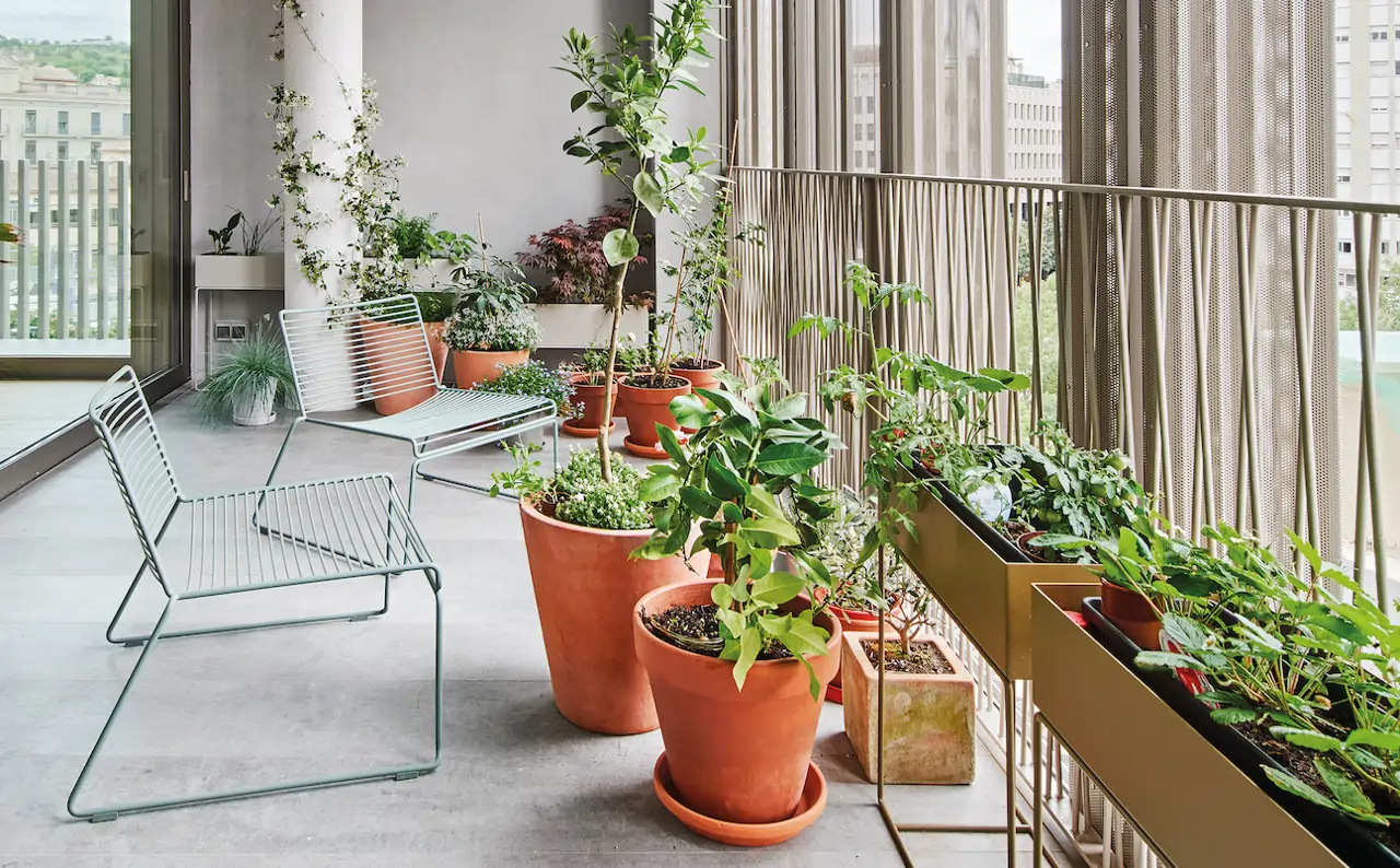 Proyecto de Camps Felip Arquitectura en Girona, con elementos de fachada y pavimento de los balcones- galería de Dekton Kreta, superficie de Cosentino neutra en carbono.