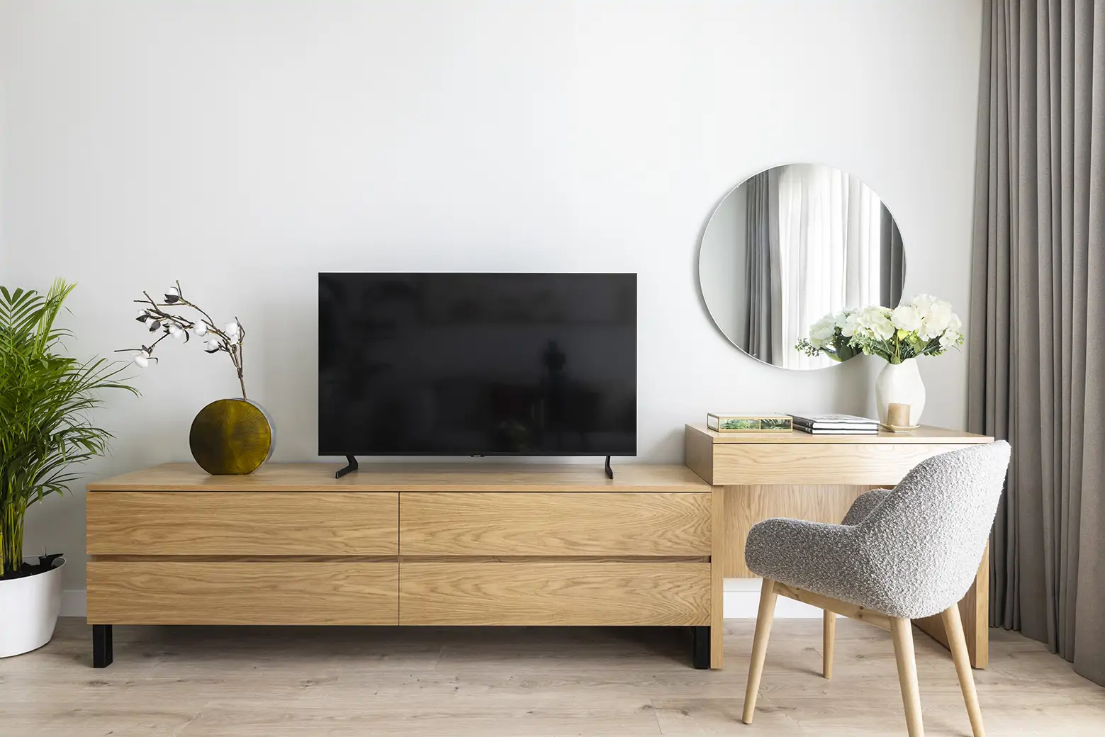 mueble televisor y escritorio con espejo