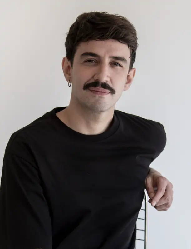 Emiliano Domingo, arquitecto, sobre pisos pequeños: “Pegar todos los muebles a la pared NO te hace ganar más espacio"