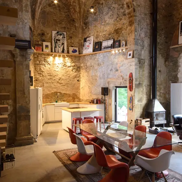 Encontró una iglesia renacentista en ruinas y la convirtió en su casa: la sorprendente transformación de esta vivienda en Vizcaya