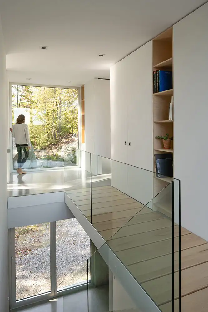 Aprovechar los pasillos como espacio para almacenamiento casa-de-madera-en-quebec-natalie-dione-pasillo b9b5e5fa 666x1000