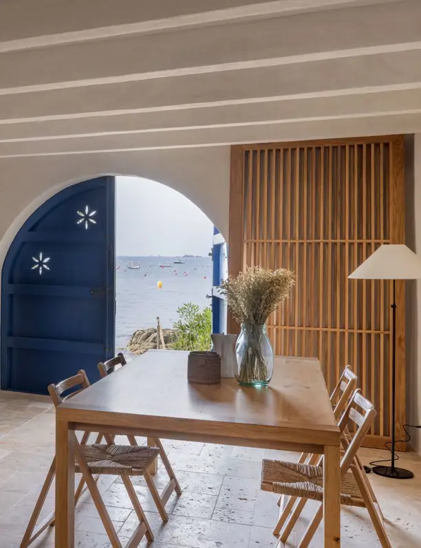 Casas de pueblo de pescadores: así es la tendencia de decoración más deseada para verano 2025