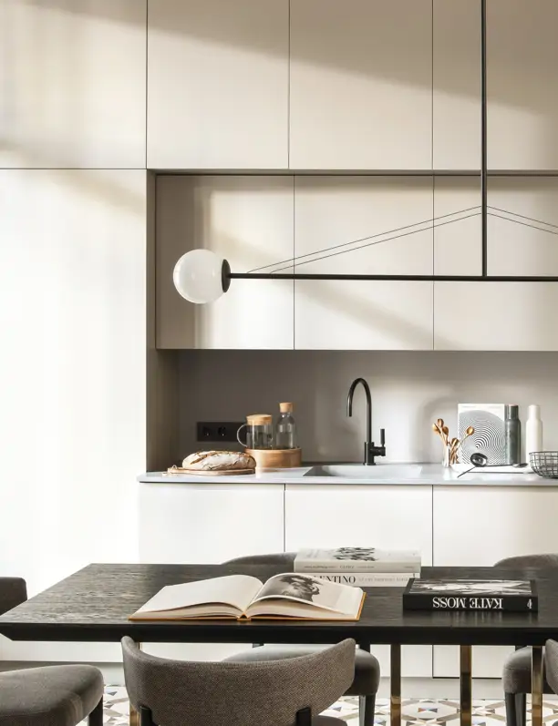 Cocinas tipo puente: 6 cocinas pequeñas REALES de la revista Arquitectura y Diseño que son tendencia 2025